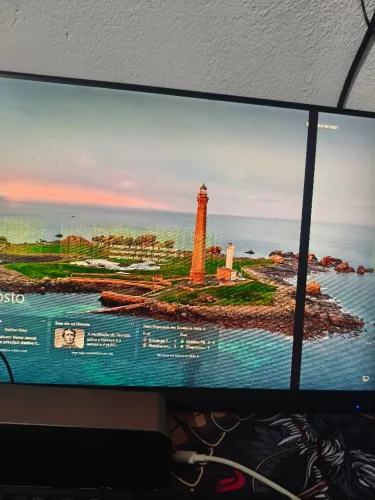 Monitor, com um defeito na tela