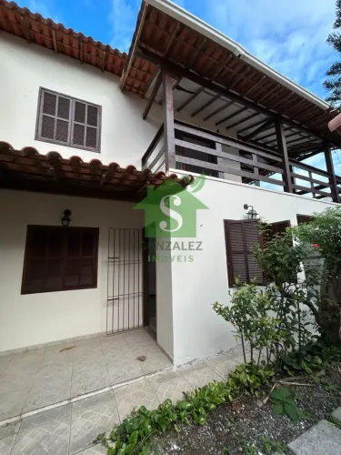 Alugo Casa Duplex 03 quartos, em Condomínio