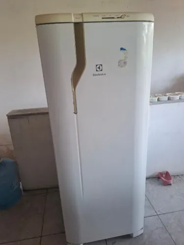 Geladeira Electrolux RE31 240 litros