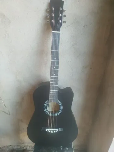 Duas impressora 3D e um violão