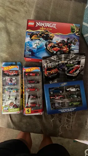 kit hot Wheels e um LEGO do Ninjago
