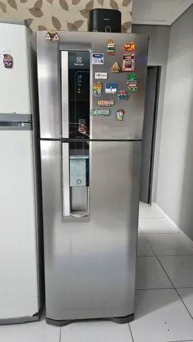 Geladeira inox Electrolux com dispenser de água seminova funcionando perfeitamente