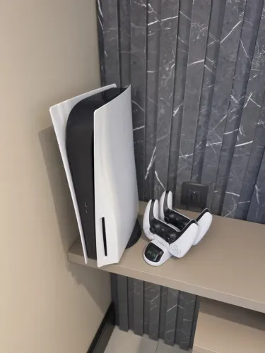 PlayStation 5 com 2 controles