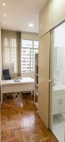 Sala Comercial à Venda no Centro RJ | 21m², de Frente e com Banheiro Privativo