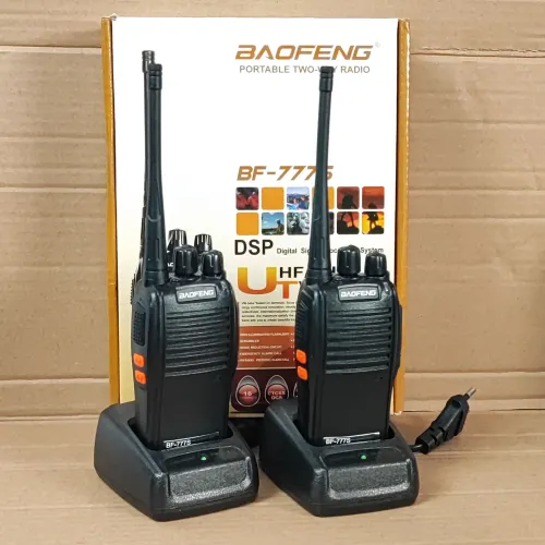 Par de rádio comunicador Baofeng com carregador e fone 