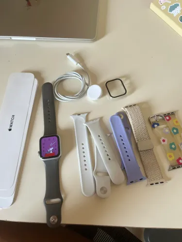 Apple Watch SE GPS 40mm com pulseiras