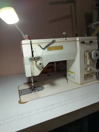 Vendo máquina de costura reta,zigzag, semi nova uma de corte por, 2.500,00 no cartão.