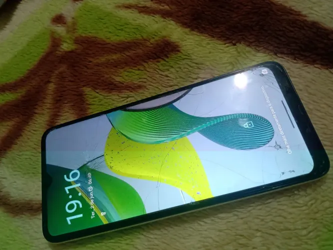 Moto e13 64 GB acompanha a capinhas e carrega funcionando tudo normalmente ler a descrição