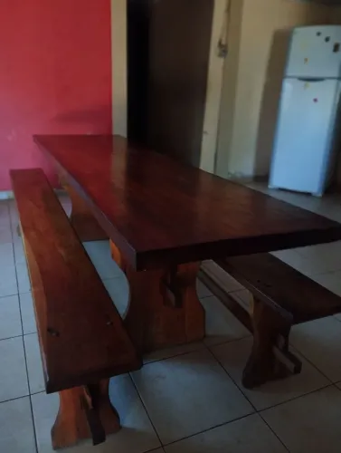 Mesa de madeira envernizada
