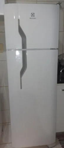 Refrigerador Eletrolux 260 litros de duas portas.