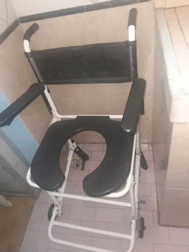 Vendo duas cadeira uma de roda e uma de banho