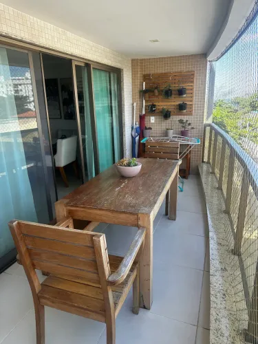 Conjunto de mesa e cadeiras de madeira de demolição