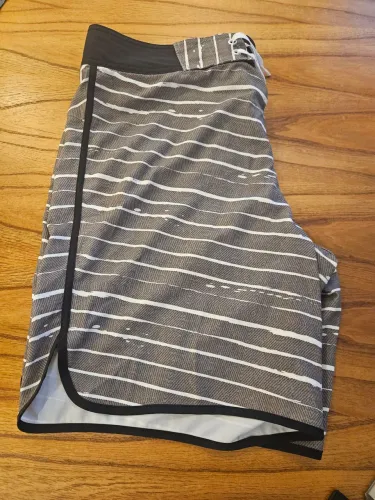 BERMUDA UNDER ARMOUR EXCELENTE PRA PRATICA DE SURF E BANHO DE MAR