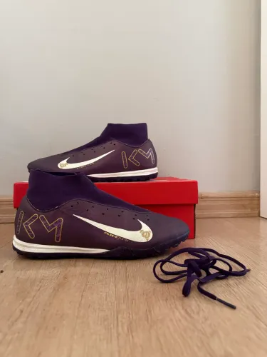 Chuteira mercurial do Mbappé