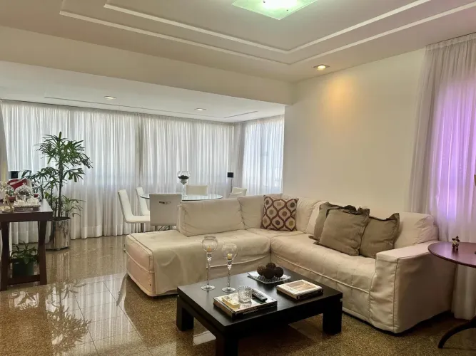Apartamento no alto da Candelária 3 suites, ótimo acabamento, 3 vagas de garagem