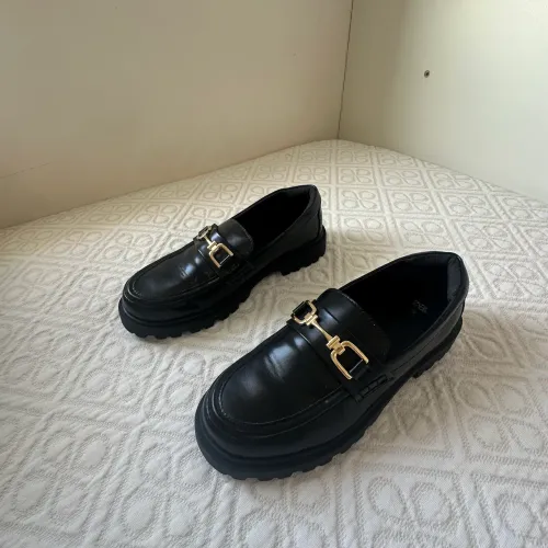 Sapato preto estilo mocassim 