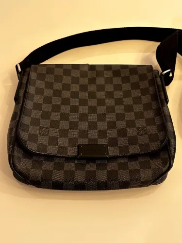 Bolsa Carteiro Louis Vuitton District PM