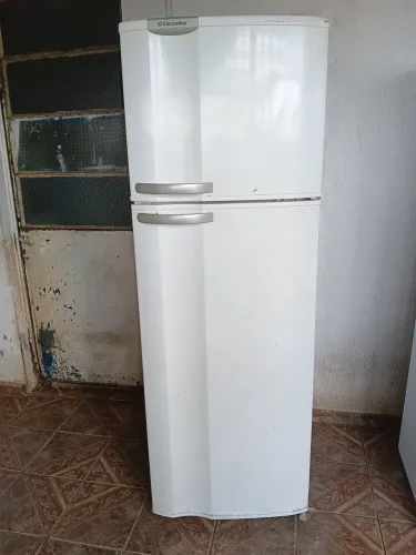 Vendo geladeira Electrolux 390 litros de gelo seco funcionando perfeitamente