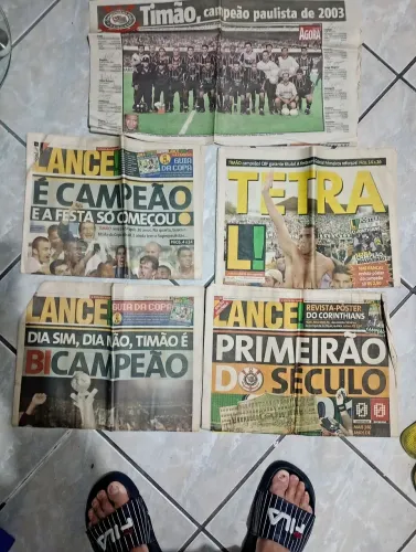 Jornal lance com 5 títulos do Corinthians mais poster tô time campeão
