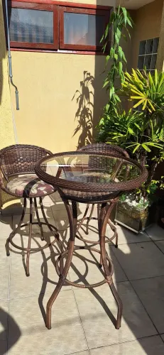 Bistrô com duas banquetas altas 
