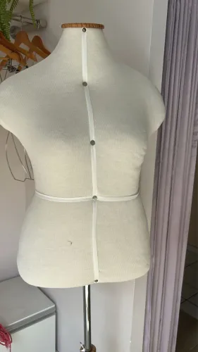 Busto para Roupa e modelagem com pedestal em ferro e madeira