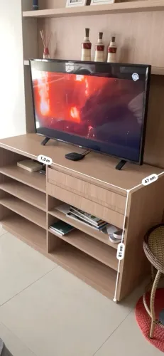 Rack/Painel para TV com Estante e Nichos - Madeira