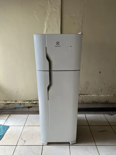 Vendo uma geladeira Eletrolux DC35A gelo seco bem conservada (Entrego)