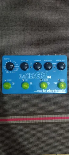 Pedal TC Electronic Flashback X4 Delay & Looper