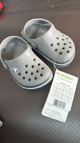 Crocs infantil com etiqueta