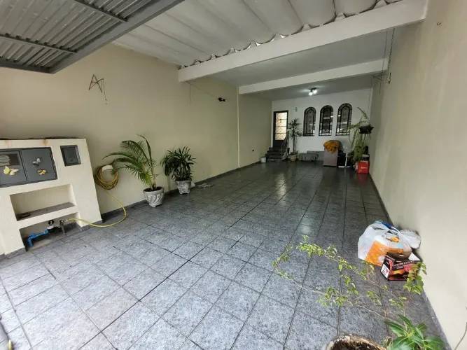 Sobrado com 182m², 3 quartos, 4 vagas e quintal no Parque Marajoara em Santo André/SP