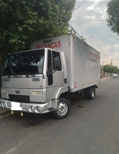 Caminhão baú Ford cargo 815