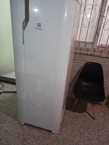 Vendo geladeira Eletrolux Frosfree 322 litros 