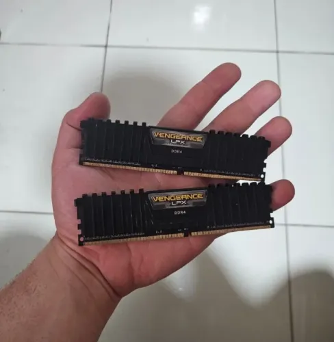 Kit Memória RAM Corsair Vengeance LPX DDR4 8GB (2x4GB) 2400MHz