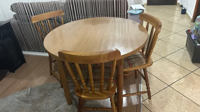 Mesa colonial com 3 cadeiras com estofado xadrez 
