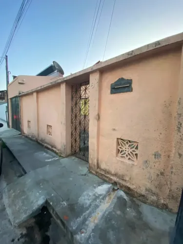 Casa para venda possui 300 metros quadrados em Ellery - Fortaleza - Ceará