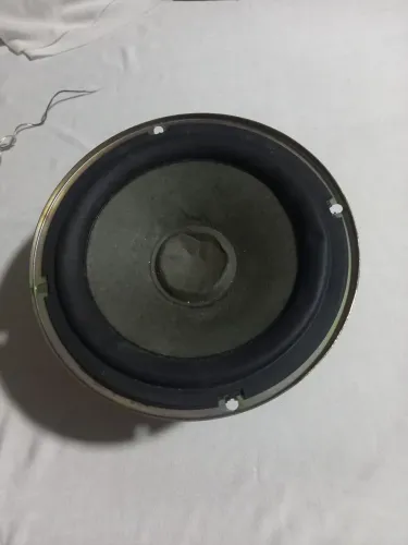 UM ALTO FALANTE JVC MAD IN MALASYA 6,7 POLEGADAS