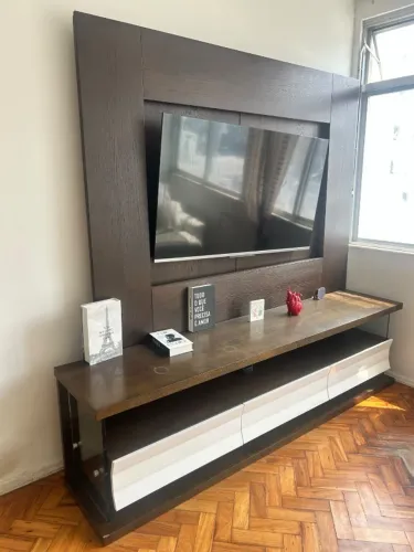 Painel de TV com Rack em madeira maciça