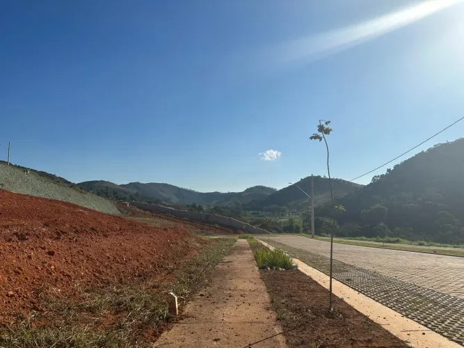 Lote em aclive no Estrela do Lago para venda