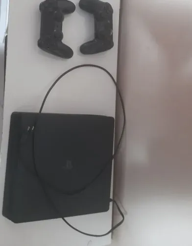 PS4 1TB + 7 jogos originais + 3 controles