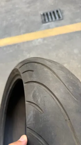 Pneu traseiro 190/50 Michelin - Pneu dianteiro 120/70 pireli