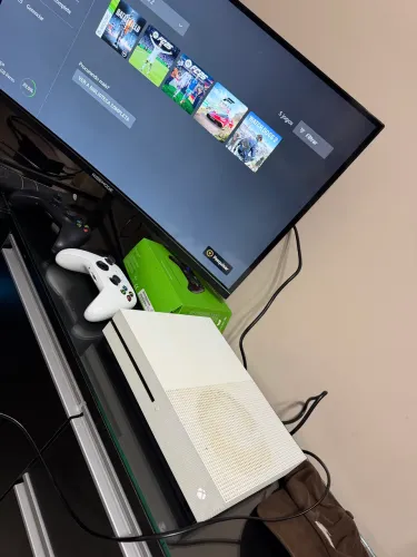 Xbox one S 500gb com 2 controles 