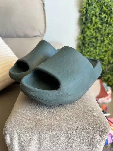 Adidas Yeezy Slides n39 8US