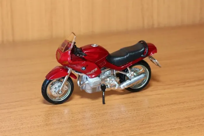 Miniatura 1:18 Moto BMW R1 100RS  Escala 1/18 = 13cm