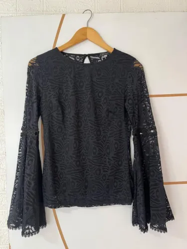 Blusa feminina preta de renda