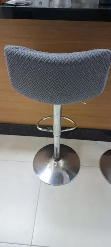 2 banquetas com regularem de altura