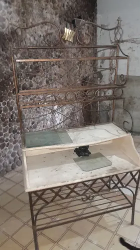 Vendo escrivaninha em ferro antiga