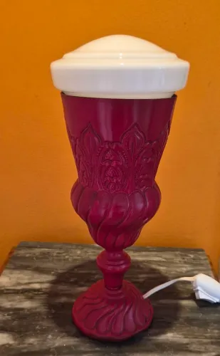 Luminária de mesa base metal antigo pintado de vermelho com cúpula opalina