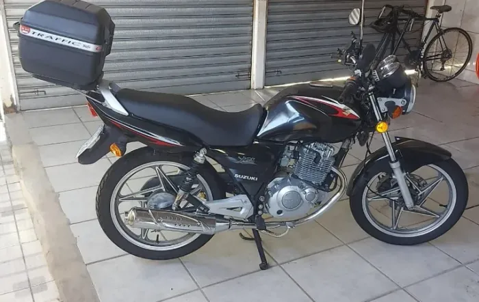 Suzuki Yes 125 - Baú + Capacete