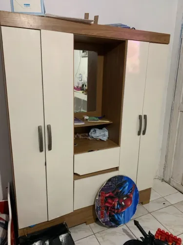 Armário e guarda-roupa
