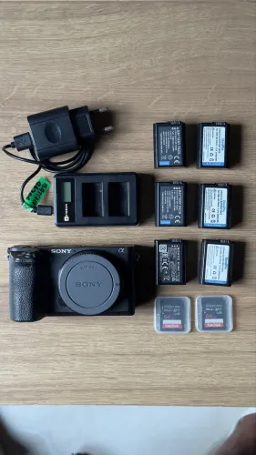 Sony a6500 Semi-Nova, 2 Cartões de 64GB, 6 Baterias e Carregador Duplo